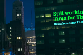Heineken розмістив повідомлення для офісних працівників на вікнах хмарочосів