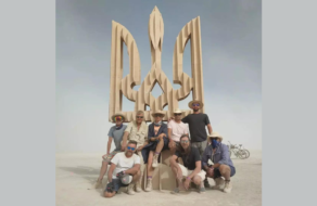 На фестивалі Burning Man 2022 створили інсталяцію «Тризуб Свободи»