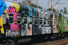 Укрзалізниця запустила потяг до перемоги, розписаний українськими митцями