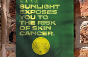 Постери, чутливі до сонячного випромінювання, нагадують людям про небезпеку раку шкіри