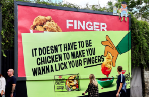 Рекламне оголошення KFC було заклеєно постером веганського бренду