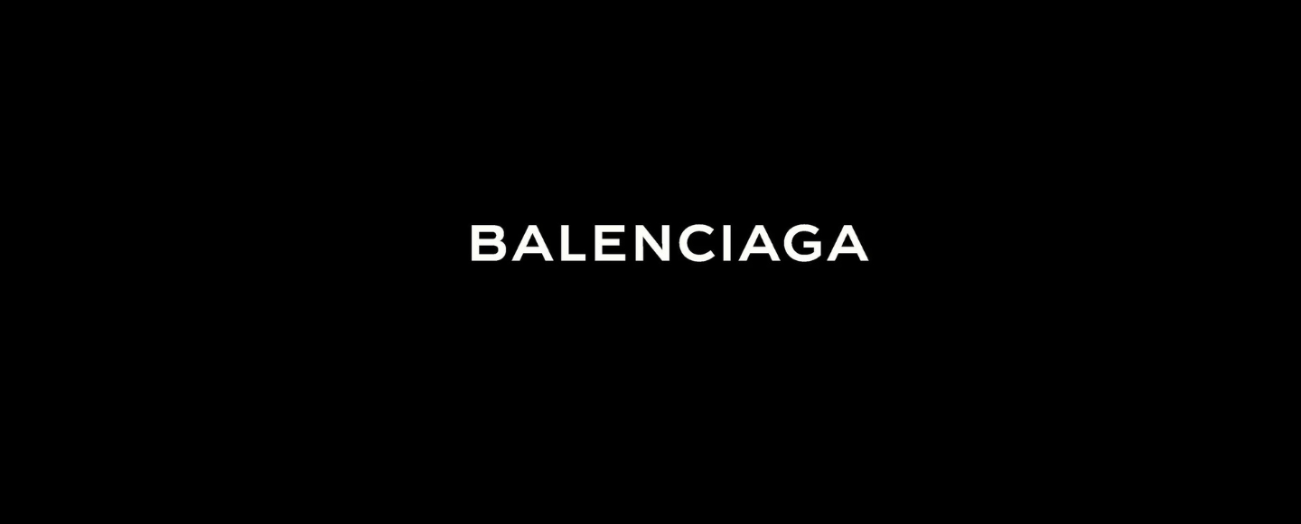 Balenciaga залишила оголошення на брудному капоті автівки