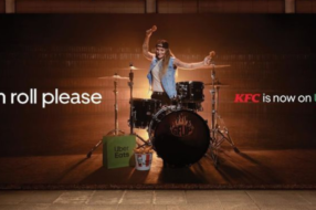 У рекламному ролику музикантка грає на барабанах курячими гомілками від KFC