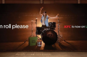 У рекламному ролику музикантка грає на барабанах курячими гомілками від KFC