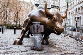 Біля статуї бика у Нью-Йорку “прилетіла” російська ракета
