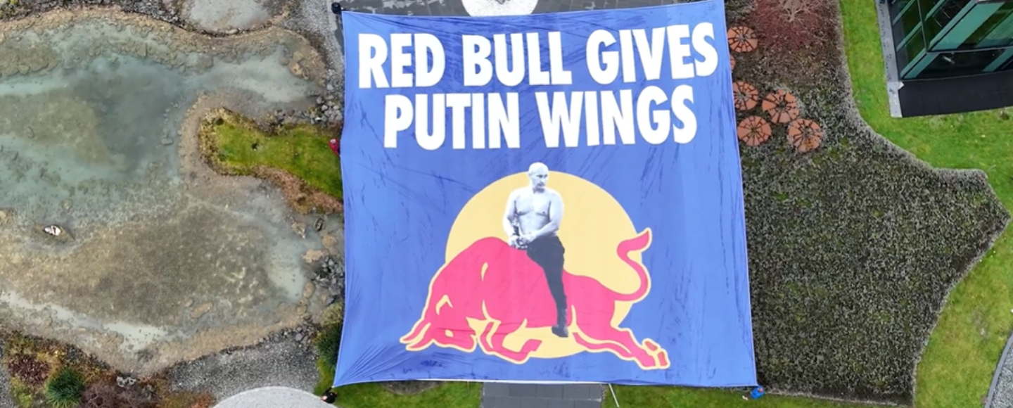 «Red Bull надає путіну крила»: активісти переосмислили слоган бренду