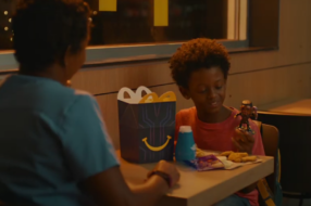 У ролику McDonald&#8217;s діти захоплені новою іграшкою-героєм з Ваканди
