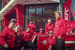 100 жінок стали в чергу за куркою KFC у новому ролику