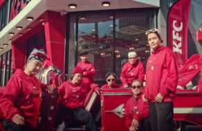 100 жінок стали в чергу за куркою KFC у новому ролику