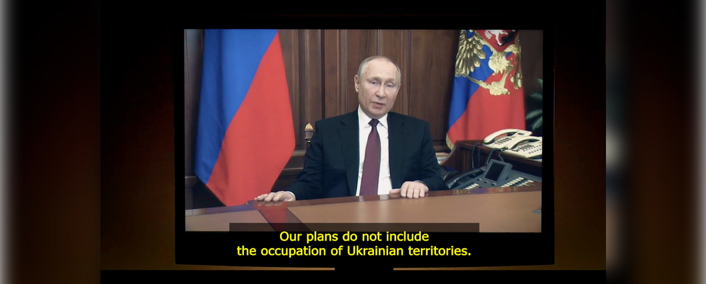 Брехливі промови путіна протиставлені репортажам з війни у ролику проти пропаганди