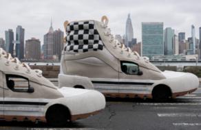 Величезні кеди Vans проїхались Нью-Йорком