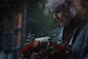 Букет-сюрприз розвіяв святковий смуток місіс Клаус у різдвяному ролику