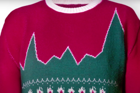 Згорівші ялинки та зникаючий олень: незвичайний різдвяний светр нагадав про небезпеку лісових пожеж