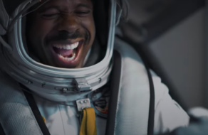 Астронавт відклав запуск космічного корабля заради футболу у комедійному ролику