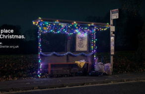 Місця ночівлі бездомних Великобританії прикрашені різдвяними вогнями