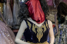 Голови манекенів у магазинах Афганістану загортають у тканинні мішки