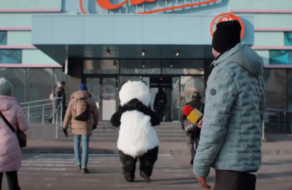 Синельников, панда та інші: у ролику всі поспішають по світло в «Сільпо»