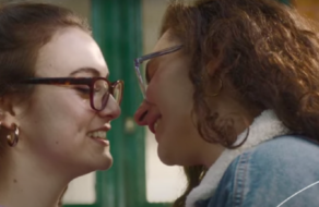 Реклама до Дня закоханих показала незручні поцілунки в окулярах
