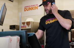 Бен Аффлек приймав замовлення відвідувачів у Dunkin&#8217; Donuts, серед яких була Дженніфер Лопес