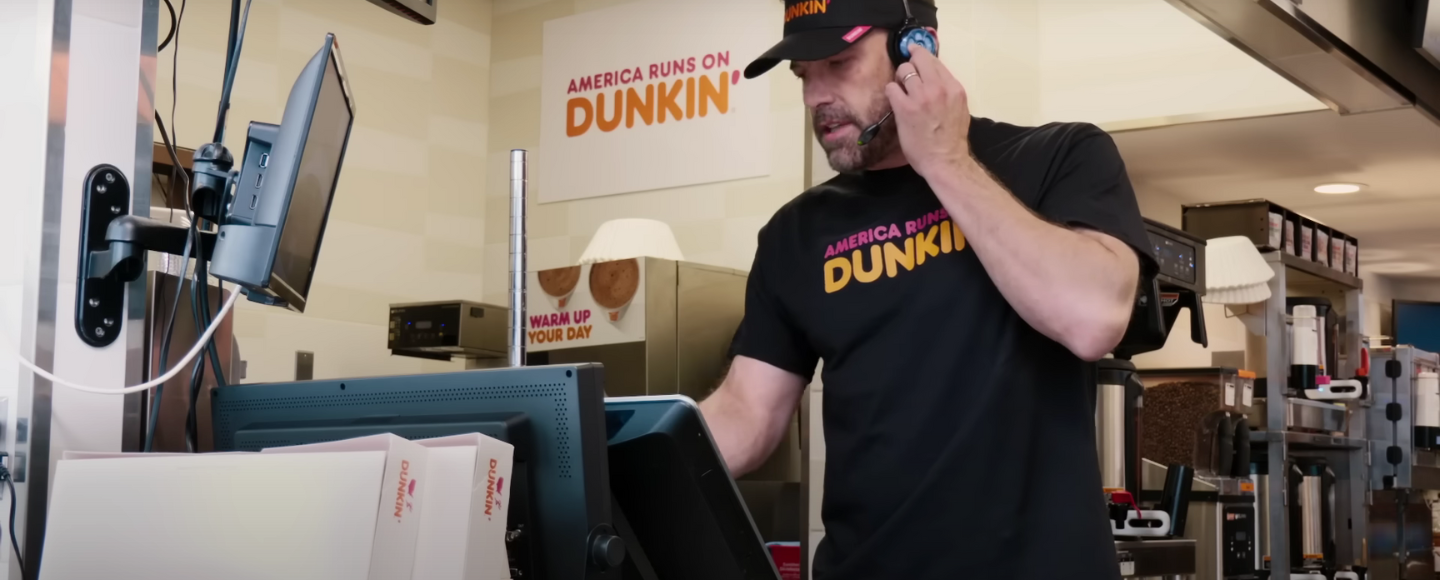 Бен Аффлек приймав замовлення відвідувачів у Dunkin’ Donuts, серед яких була Дженніфер Лопес