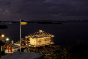 В Антарктиді встановили артінсталяцію — збірний образ українського будинку