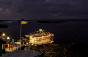 В Антарктиді встановили артінсталяцію — збірний образ українського будинку