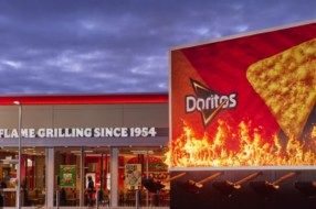 Burger King спалив білборд Doritos