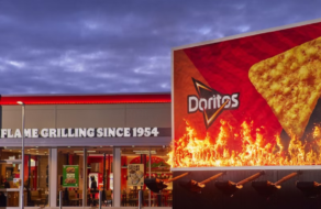 Burger King спалив білборд Doritos