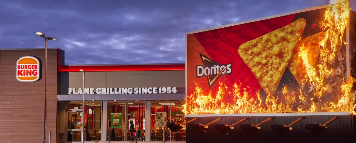 Burger King спалив білборд Doritos