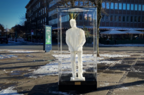 По всій Данії встановили воскові скульптури людей