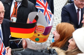 Burger King неофициально короновал Чарльза ІІІ во время визита в Германию