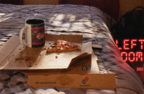 Постеры Domino&#8217;s подтвердили, что вчерашняя пицца становится сегодняшним завтраком