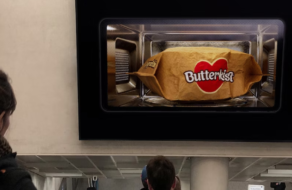 Бренд попкорна превратил билборды в гигантские микроволновки