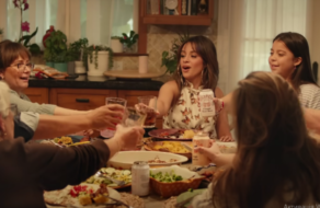 Камила Кабельо со своей семьей и друзьями стала героиней рекламного ролика
