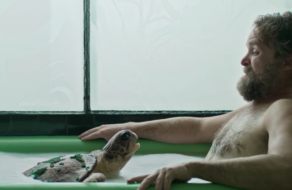 Мужчина принимал ванну с черепахой в юмористическом ролике об устойчивом развитии