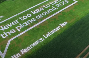 Heineken разместил дерзкую надпись, заметную с высоты 9 тысяч метров, в аэропорту Дублина