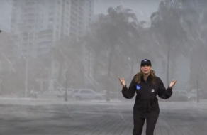 Репортеры Weather Channel провели трансляции в самых ужасных погодных условиях