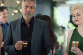 Джордж Клуні та зірка серіалу «Бріджертони» стали героями реклами Nespresso