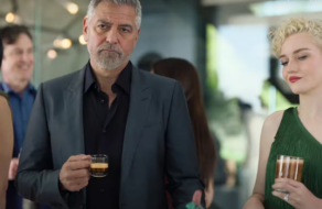 Джордж Клуні та зірка серіалу «Бріджертони» стали героями реклами Nespresso