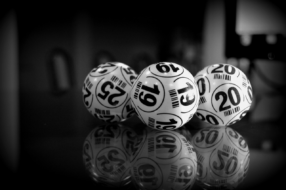 Чому люди так люблять грати в лотереї?