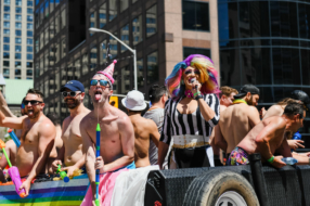 Bud Light організував парад, на якому пройшлись оголені чоловіки