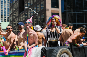 Bud Light организовал парад, на котором прошлись обнаженные мужчины