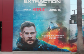 Netflix представил билборд с по-настоящему влажным Крисом Хемсвортом