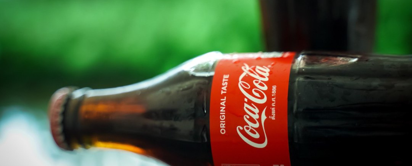 Coca-Cola забиратиме використані пляшки на порозі будинків