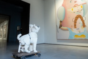 У Мадриді створили собаку-критика, що «випорожнюється» на твори мистецтва