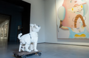 В Мадриде создали собаку-критика, которая «опорожняется» на произведения искусства