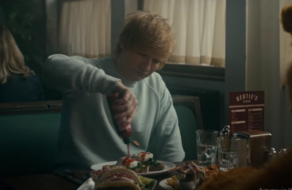 Ed Sheeran и гигантский медведь ужинают в комедийном ролике Heinz