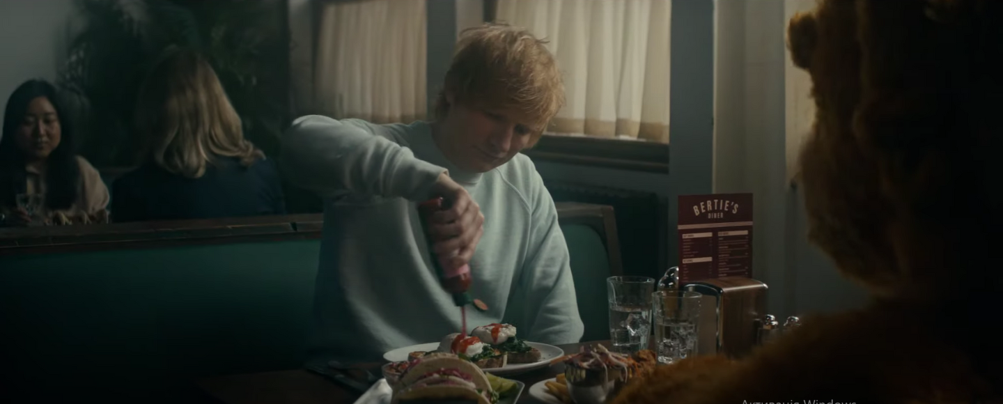 Ed Sheeran та гігантський ведмідь вечеряють у комедійному ролику Heinz