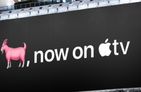 Apple TV поздравил Лионеля Месси во Флориде билбордом с изображением козла