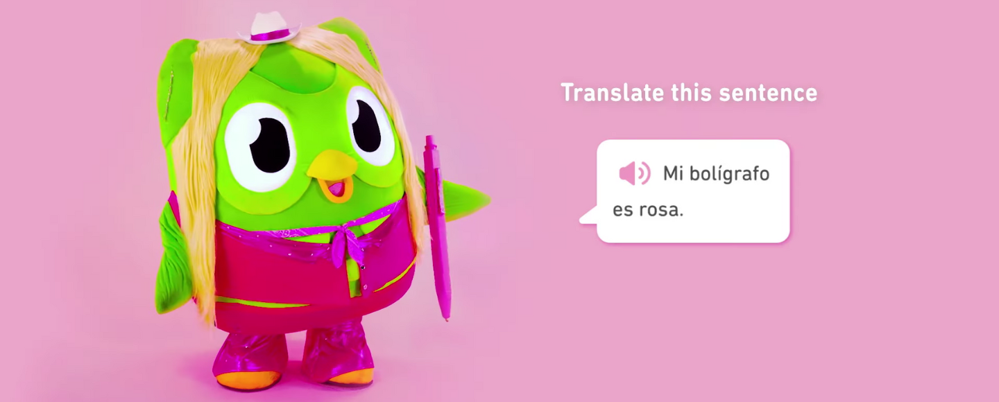 Маскот Duolingo відвідав світову прем’єру фільму «Барбі»